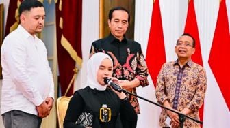 Presiden Joko Widodo atau Jokowi mendengarkan Putri Ariani, peraih Golden Buzzer di America's Got Talent (AGT) 2023 bernyanyi di Istana Merdeka, Jakarta, Rabu (14/6/2023). [Foto: Lukas - Biro Pers Sekretariat Presiden]