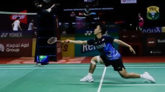 Pebulu tangkis tunggal putra Indonesia Anthony Sinisuka Ginting saat bertanding dengan tunggal putra Denmark Hans-Kristian Solberg VITTINGHUS dalam babak pertama (32 besar) turnamen Indonesia Open 2023 di Istora Senayan, Jakarta, Rabu (14/6/2023). [Suara.com/Alfian Winanto]
