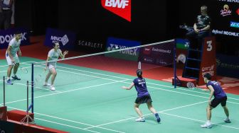 Pebulu tangkis ganda campuran Indonesia Melati Daeva Oktavianti (kedua kiri) dan Praveen Jordan (kiri) saat melawan ganda campuran Malaysia Chan Peng Soon dan Cheah Yee See dalam babak pertama (32 besar) turnamen Indonesia Open 2023 di Istora Senayan, Jakarta, Rabu (14/6/2023). [Suara.com/Alfian Winanto]