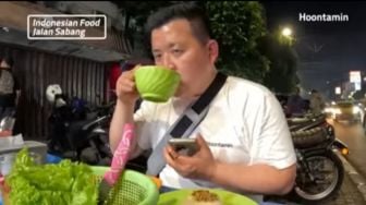 Dikira Sup, YouTuber Asal Korea yang Lagi Makan Ini Malah Minum Air Kobokan