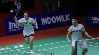 Pebulu tangkis ganda campuran Indonesia Melati Daeva Oktavianti (kiri) dan Praveen Jordan (kanan) saat melawan ganda campuran Malaysia Chan Peng Soon dan Cheah Yee See dalam babak pertama (32 besar) turnamen Indonesia Open 2023 di Istora Senayan, Jakarta, Rabu (14/6/2023). [Suara.com/Alfian Winanto]