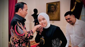 Presiden Joko Widodo atau Jokowi menerima Putri Ariani, peraih Golden Buzzer di America's Got Talent (AGT) 2023 ke Istana Merdeka, Jakarta, Rabu (14/6/2023). [Foto: Lukas - Biro Pers Sekretariat Presiden]