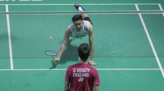 Pebulu tangkis ganda putra Indonesia Yeremia Yacob Rambitan (atas) saat bertanding dengan ganda putra Inggris Ben Lane dan Sean Vendy dalam babak pertama (32 besar) turnamen Indonesia Open 2023 di Istora Senayan, Jakarta, Rabu (14/6/2023). [Suara.com/Alfian Winanto]