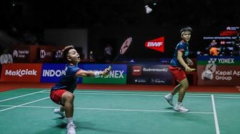 Pebulu tangkis ganda putri Indonesia Apriyani Rahayu (kiri) dan Siti Fadia Silva Ramadhanti (kanan) saat bertanding dengan ganda putri Jerman Linda Efler dan Isabel Lohau dalam babak pertama (32 besar) turnamen Indonesia Open 2023 di Istora Senayan, Jakarta, Rabu (14/6/2023). [Suara.com/Alfian Winanto]
