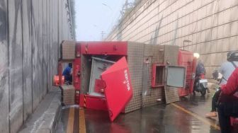 Mobil Damkar Terguling hingga Tutup Underpass Pasar Minggu Jaksel, Lalin Macet Parah!