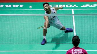 Pebulu tangkis ganda putra Indonesia Pramudya Kusumawardana (atas) saat bertanding dengan ganda putra Inggris Ben Lane dan Sean Vendy dalam babak pertama (32 besar) turnamen Indonesia Open 2023 di Istora Senayan, Jakarta, Rabu (14/6/2023). [Suara.com/Alfian Winanto]