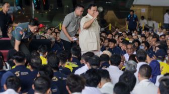 Menteri Pertahanan Prabowo Subianto (tengah) saat menghadiri acara “The 1st DEFEND ID’s Day” di Hanggar PT Dirgantara Indonesia, Bandung, Jawa Barat, Kamis (15/6/2023). [Suara.com/Alfian Winanto]