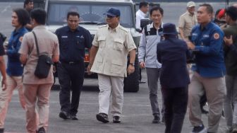 Menteri Pertahanan Prabowo Subianto (tengah) saat menghadiri acara “The 1st DEFEND ID’s Day” di Hanggar PT Dirgantara Indonesia, Bandung, Jawa Barat, Kamis (15/6/2023). [Suara.com/Alfian Winanto]