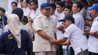 Menteri Pertahanan Prabowo Subianto (tengah) saat menghadiri acara “The 1st DEFEND ID’s Day” di Hanggar PT Dirgantara Indonesia, Bandung, Jawa Barat, Kamis (15/6/2023). [Suara.com/Alfian Winanto]