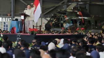 Menteri Pertahanan Prabowo Subianto memberikan sambutan saat menghadiri acara “The 1st DEFEND ID’s Day” di Hanggar PT Dirgantara Indonesia, Bandung, Jawa Barat, Kamis (15/6/2023). [Suara.com/Alfian Winanto]