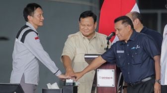 Menteri Pertahanan, Prabowo Subianto (tengah) Bersama Direktur Utama holding BUMN industri pertahanan DEFEND ID dan PT Len Industri, Bobby Rasyidin (kiri) dan Direktur Utama PT Pindad, Abraham Mose (kanan) saat meresmikan acara “The 1st DEFEND ID’s Day” di Hanggar PT Dirgantara Indonesia, Bandung, Jawa Barat, Kamis (15/6/2023). [Suara.com/Alfian Winanto]