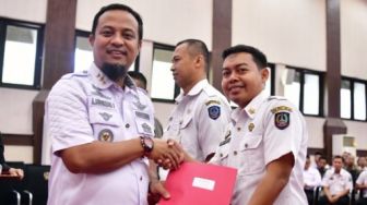 Gubernur Sulawesi Selatan Andi Sudirman Serahkan SK Kenaikan Jabatan Fungsional 856 PNS