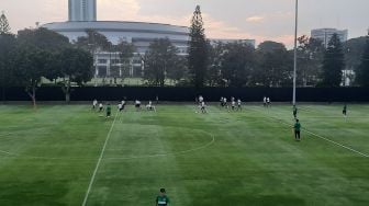 Bersiap Hadapi Argentina, Pagar Lapangan Latihan Timnas Indonesia Ditutup Kain Hitam, Kenapa?