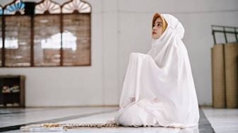 Kapan Waktu Sholat Dzuhur Wanita di Hari Jumat? Ketahui Penjelasannya