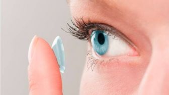 Jangan Sembarangan! Dokter Mata Ungkap Pakai Softlens Dengan Ceroboh Bisa Buat Penglihatan Menjadi Berkurang