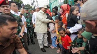 Menteri Pertahanan Prabowo Subianto menyalami warga saat melakukan kunjungan kerja (Kunker) di Koramil 0912/Lembang, Kabupaten Bandung Barat, Jawa Barat, Jumat (16/6/2023). [Suara.com/Alfian Winanto]