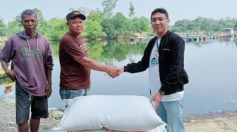 Nelayan Tambak di Karawang Dapat Bantuan Pakan Ikan