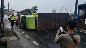 Sundul Separator, Truk Terguling hingga Melintang di Flyover Pesing Jakbar