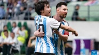 Aksi Humble Lionel Messi Terekam Kamera Saat Rangkul Penonton yang Terobos Lapangan