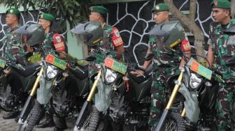 Anggota Babinsa berbari saat menyambut kunjungan kerja (Kunker) Menteri Pertahanan Prabowo Subianto di Koramil 0912/Lembang, Kabupaten Bandung Barat, Jawa Barat, Jumat (16/6/2023). [Suara.com/Alfian Winanto]