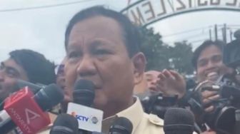 Bergaya Bak Reporter Televisi, Prabowo Jadi Hiburan Awak Media; Saya Tidak Boleh Bicara Politik Ya