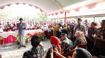 Respons Cepat Aduan di LaporGub, Ganjar Cek Langsung Perbaikan Sekolah-Jalan di Grobogan