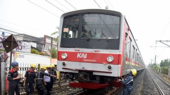 Petugas mengecek rangkaian KRL KA 1187 (Bogor-Jakarta Kota) yang tertemper kendaraan angkot di perlintasan sebidang Rawa Indah antara Stasiun Citayam-Depok, Jawa Barat, Jumat (16/6/2023). [ANTARA FOTO/Andika Wahyu].