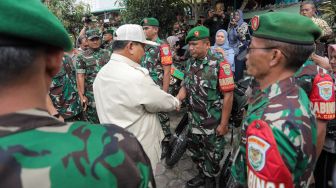 Menteri Pertahanan Prabowo Subianto menyalami Anggota Babinsa saat melakukan kunjungan kerja (Kunker) di Koramil 0912/Lembang, Kabupaten Bandung Barat, Jawa Barat, Jumat (16/6/2023). [Suara.com/Alfian Winanto]