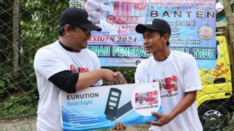 KST Beri Bantuan Lampu Penerangan ke Pul Truk di Pandeglang Banten