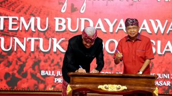 Dua Gubernur PDIP, Ganjar dan Wayan Koster Teken MoU Kerja Sama Budaya Jawa-Bali di Hadapan Megawati