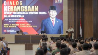 Menteri Pertahanan Prabowo Subianto saat mengisi acara Dialog Kebangsaan di Sespim Lemdiklat Polri, Bandung, Jawa Barat, Jumat (16/6/2023). [Suara.com/Alfian Winanto]