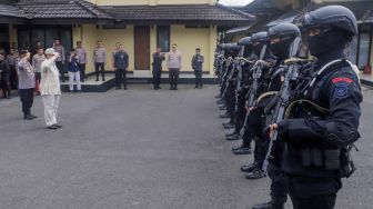 Menteri Pertahanan Prabowo Subianto menemui pasukan Brimob usai mengisi acara Dialog Kebangsaan di Sespim Lemdiklat Polri, Bandung, Jawa Barat, Jumat (16/6/2023). [Suara.com/Alfian Winanto]