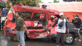 Penampakan Angkot Tertabrak KRL di Depok, Rusak Parah!