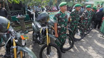 Anggota Babinsa berbari saat menyambut kunjungan kerja (Kunker) Menteri Pertahanan Prabowo Subianto di Koramil 0912/Lembang, Kabupaten Bandung Barat, Jawa Barat, Jumat (16/6/2023). [Suara.com/Alfian Winanto]