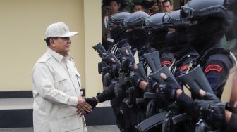 Menteri Pertahanan Prabowo Subianto menyalami pasukan Brimob usai mengisi acara Dialog Kebangsaan di Sespim Lemdiklat Polri, Bandung, Jawa Barat, Jumat (16/6/2023). [Suara.com/Alfian Winanto]