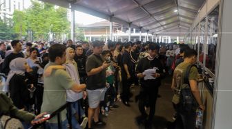 Calon penonton mengantri untuk penukaran tiket laga FIFA Matchday Timnas Indonesia melawan Argentina di booth penukaran tiket yang terletak di Gedung Serba Guna Senayan, Jakarta, Sabtu (17/06/2023). [Suara.com/Alfian Winanto]