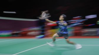 Pebulu tangkis tunggal putra Indonesia Anthony Sinisuka Ginting saat bertanding dengan tunggal putra China Li Shi Feng dalam babak Semifinal turnamen Indonesia Open 2023 di Istora Senayan, Jakarta, Sabtu (17/6/2023). [Suara.com/Alfian Winanto]