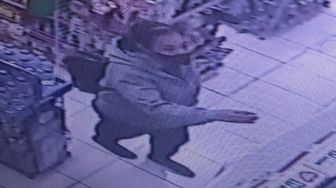 Seorang Ibu Terekam CCTV, Nekat Sikat Dompet yang Ketinggalan di Kasir Mini Market Ciledug