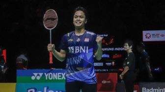 Pebulu tangkis tunggal putra Indonesia Anthony Sinisuka Ginting selebrasi usai berhasil mengalahkan tunggal putra China Li Shi Feng dalam babak Semifinal turnamen Indonesia Open 2023 di Istora Senayan, Jakarta, Sabtu (17/6/2023). [Suara.com/Alfian Winanto]