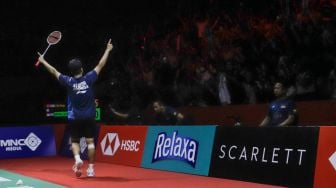 Pebulu tangkis tunggal putra Indonesia Anthony Sinisuka Ginting selebrasi usai berhasil mengalahkan tunggal putra China Li Shi Feng dalam babak Semifinal turnamen Indonesia Open 2023 di Istora Senayan, Jakarta, Sabtu (17/6/2023). [Suara.com/Alfian Winanto]