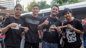 Sejumlah penonton menunjukkan tiket laga FIFA Matchday Timnas Indonesia melawan Argentina di booth penukaran tiket yang terletak di Gedung Serba Guna Senayan, Jakarta, Sabtu (17/06/2023). [Suara.com/Alfian Winanto]