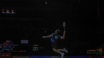 Pebulu tangkis tunggal putra Indonesia Anthony Sinisuka Ginting saat bertanding dengan tunggal putra China Li Shi Feng dalam babak Semifinal turnamen Indonesia Open 2023 di Istora Senayan, Jakarta, Sabtu (17/6/2023). [Suara.com/Alfian Winanto]