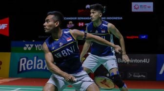 Pebulu tangkis ganda putra Indonesia Pramudya Kusumawardana (kiri) dan Yeremia Rambitan (kanan) saat bertanding dengan ganda putra Malaysia Aaron Chia  dan Soh Wooi Yik dalam babak Semifinal  turnamen Indonesia Open 2023 di Istora Senayan, Jakarta, Sabtu (17/6/2023). [Suara.com/Alfian Winanto]