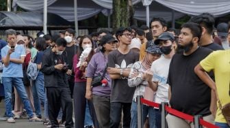 Calon penonton mengantri untuk penukaran tiket laga FIFA Matchday Timnas Indonesia melawan Argentina di booth penukaran tiket yang terletak di Gedung Serba Guna Senayan, Jakarta, Sabtu (17/06/2023). [Suara.com/Alfian Winanto]