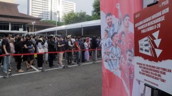 Calon penonton mengantri untuk penukaran tiket laga FIFA Matchday Timnas Indonesia melawan Argentina di booth penukaran tiket yang terletak di Gedung Serba Guna Senayan, Jakarta, Sabtu (17/06/2023). [Suara.com/Alfian Winanto]