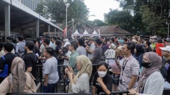 Calon penonton mengantri untuk penukaran tiket laga FIFA Matchday Timnas Indonesia melawan Argentina di booth penukaran tiket yang terletak di Gedung Serba Guna Senayan, Jakarta, Sabtu (17/06/2023). [Suara.com/Alfian Winanto]