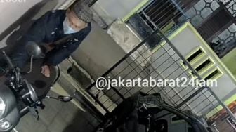 Pria Berpeci Terekam Kamera CCTV saat Gasak Honda Scoopy Warga saat Subuh di Palmerah