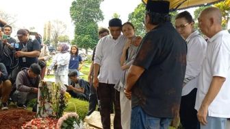 Tangis Michelle Joan di Makam sang Ibu: Mama Sudah Nggak Sakit Lagi