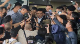 Menteri Pertanian Syahrul Yasin Limpo (tengah) saat ditemui awak media usai menjalani pemeriksaan di Gedung ACLC KPK, Jakarta, Senin (19/6/2023). [Suara.com/Alfian Winanto]