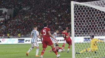 Pemain Timnas Argentina saat menyerang ke Timnas Indonesia pada laga FIFA Matchday di Stadion Utama Gelora Bung Karno, Senayan, Jakarta, Senin (19/6/2023) malam. [Suara.com/Dwi Bowo Raharjo]